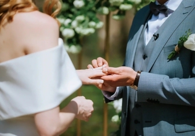 Top Wedding Trends for 2025: What’s In and What’s Out image sidebar