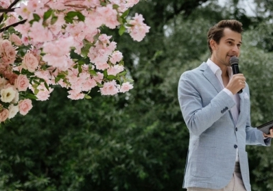 Professional Wedding Hosts service image